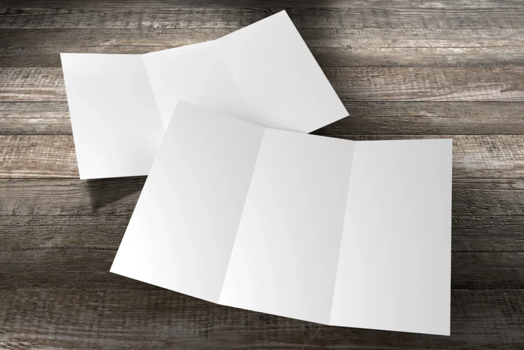 Feuilles de papier évoquant la conception d’un dépliant professionnel