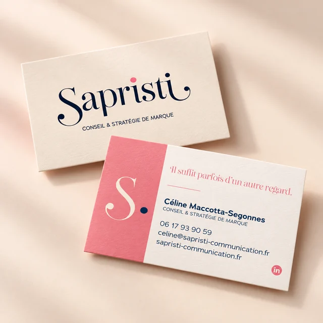 Mise en scène du recto et du verso de la carte de visite Sapristi Communication
